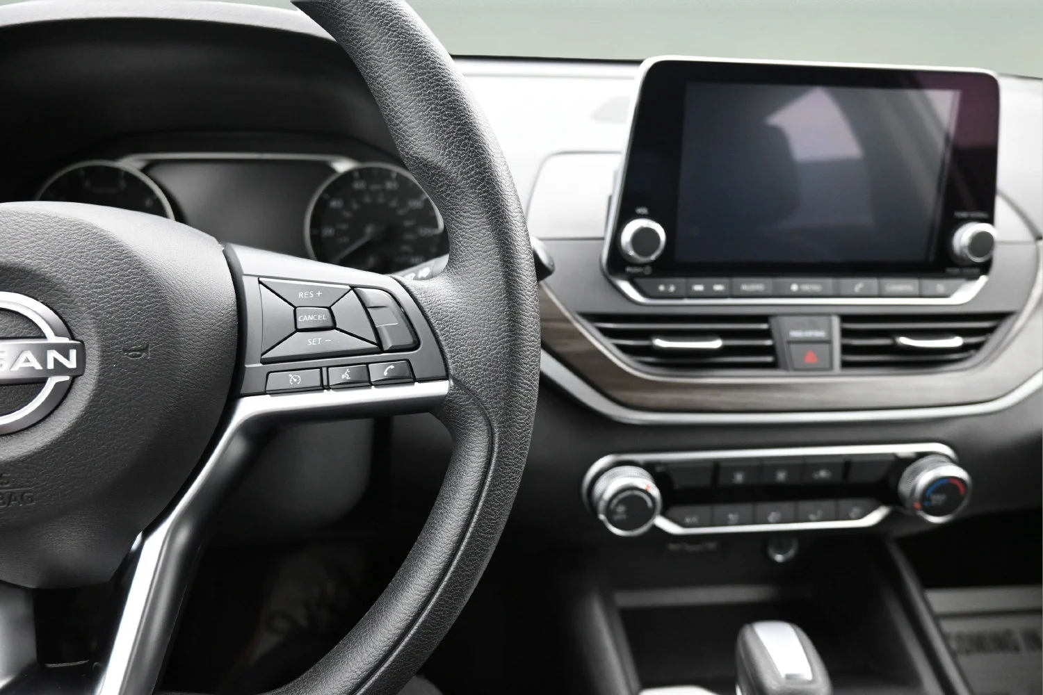 Used 2025 White Nissan SV image 17