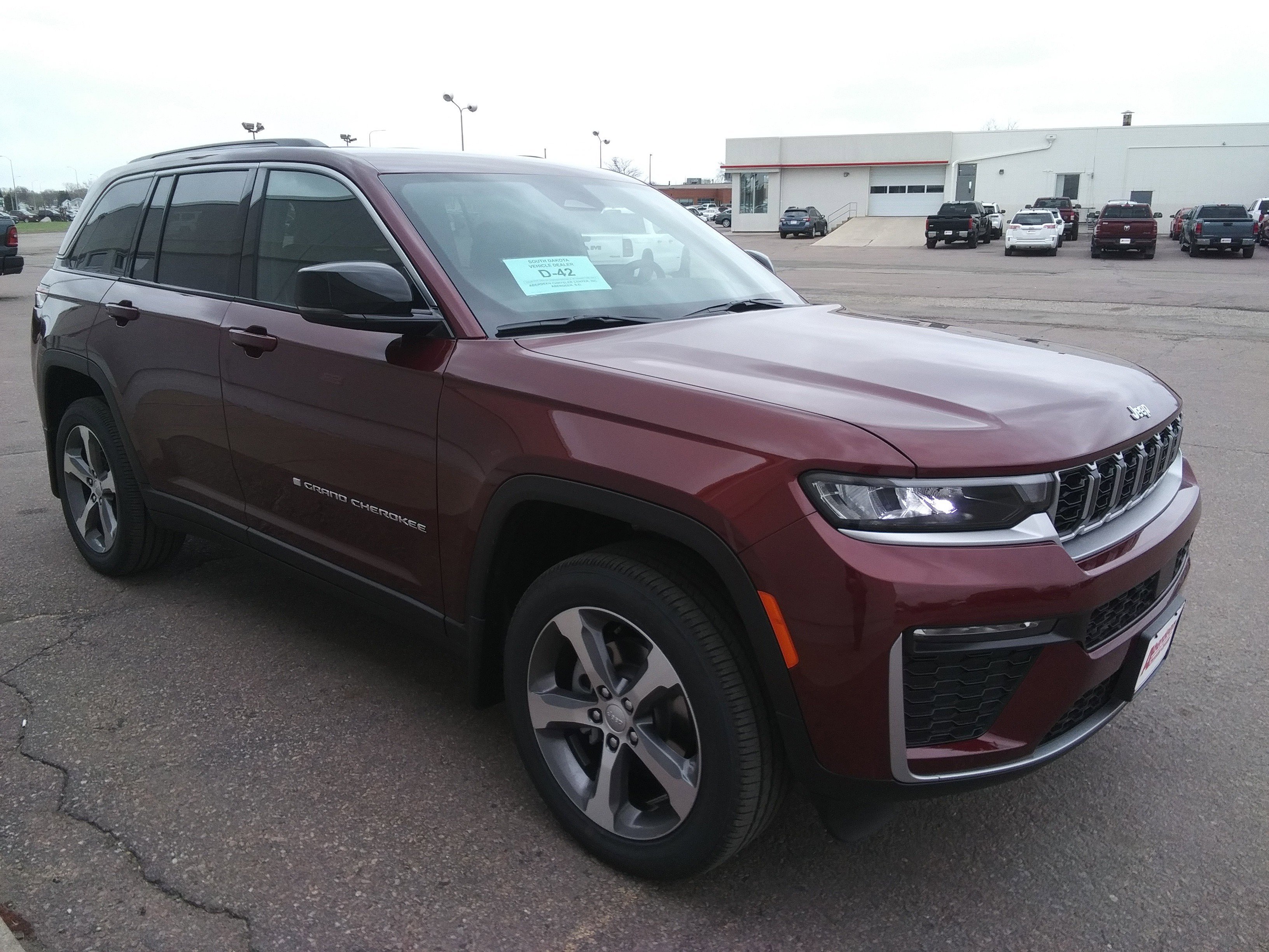 New 2026 Velvet Red Pearl-Coat Exterior Paint Jeep Limited image 4