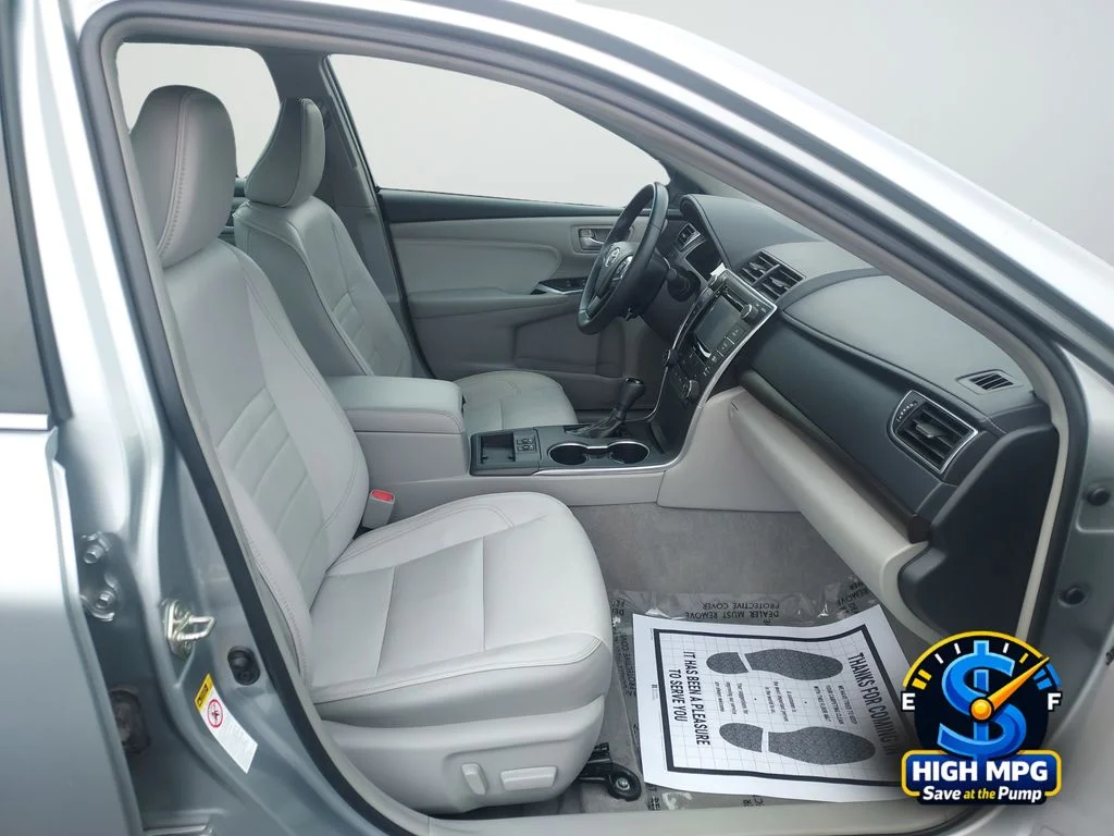 Used 2017 Silver Toyota XLE image 23