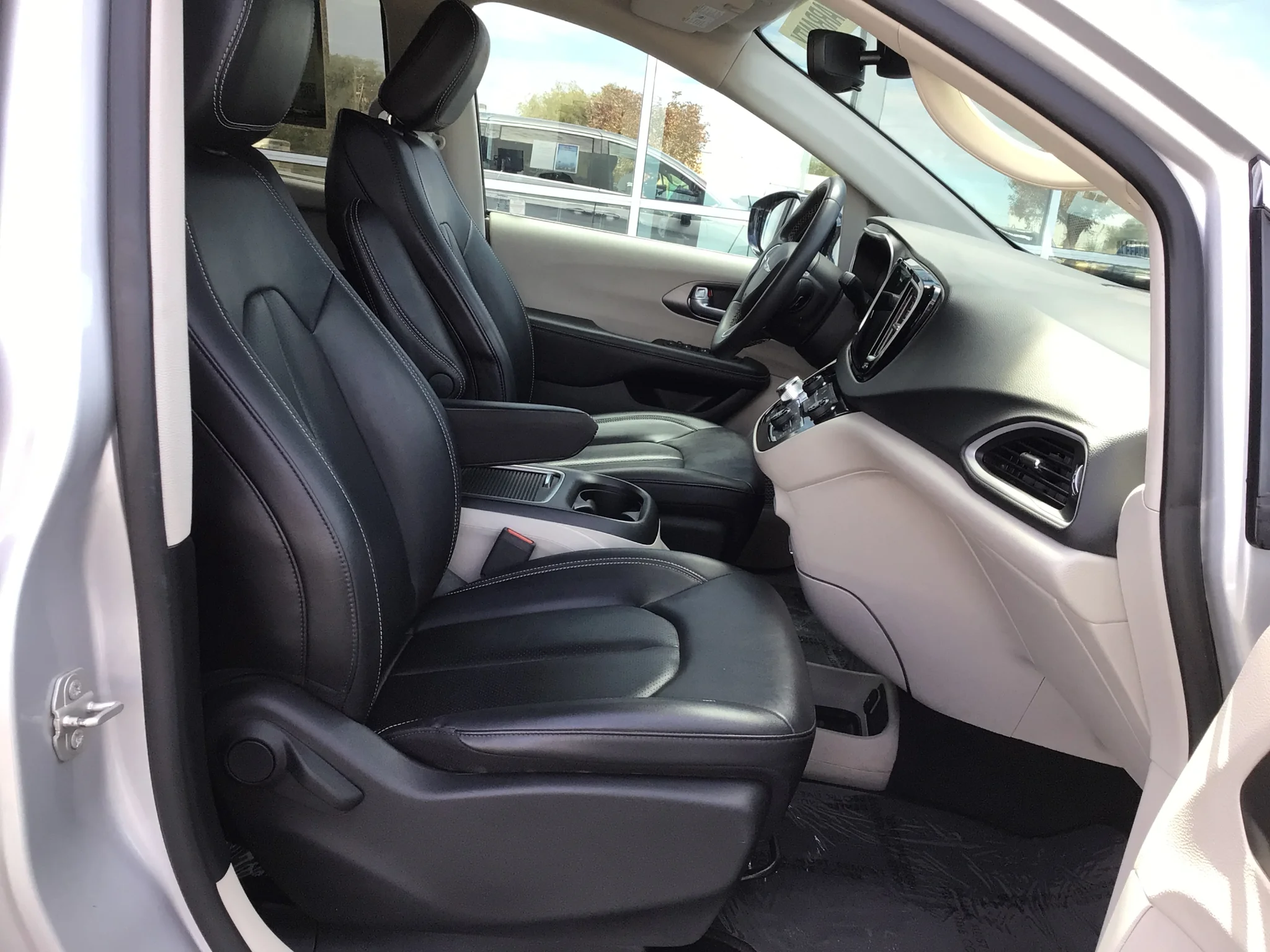 Used 2024 Silver Mist Clearcoat Chrysler Touring L image 6