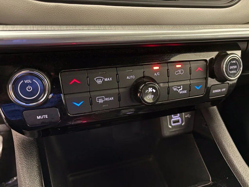 Used 2025 White Jeep Limited image 25