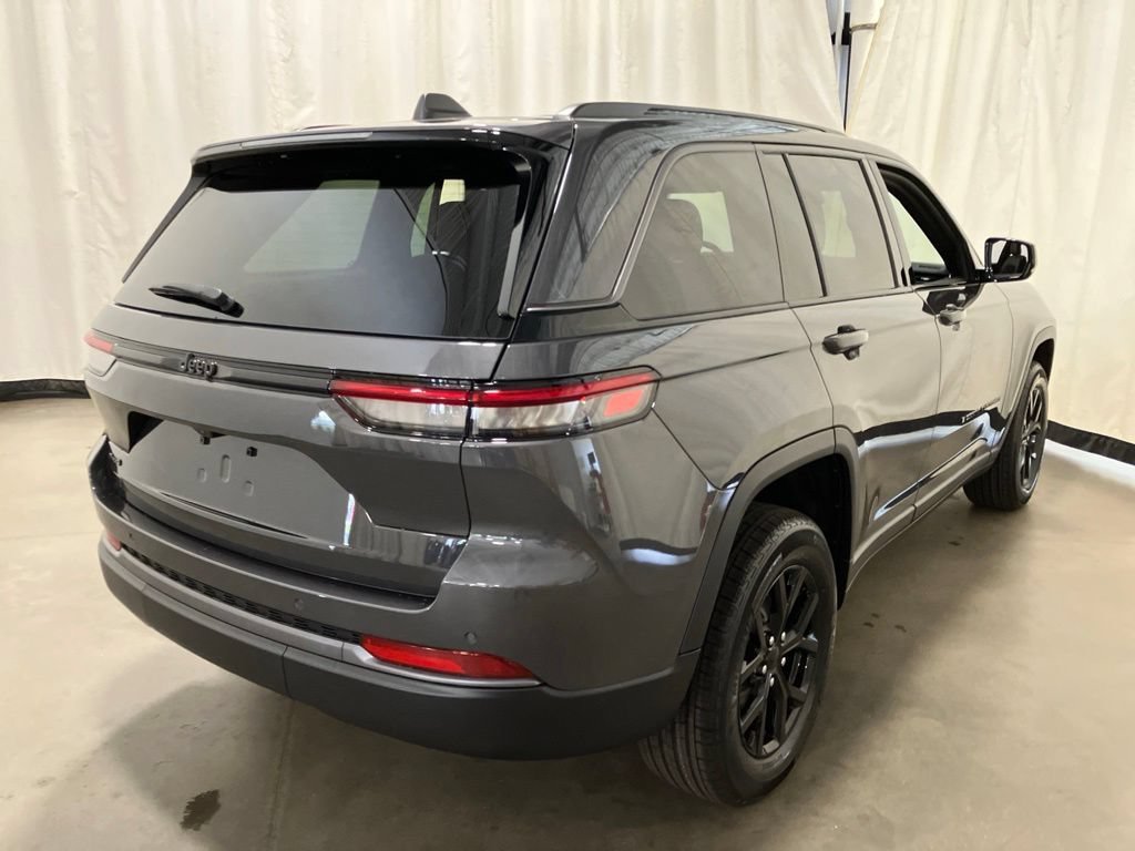 New 2026 Baltic Gray Metallic Clear-Coat Exterior Paint Jeep Laredo Altitude image 28