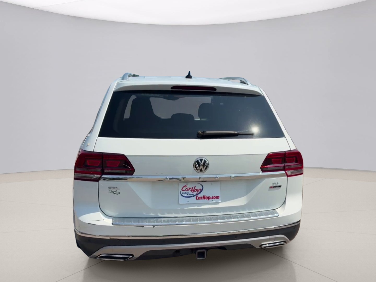 Used 2018 White Volkswagon SEL PREMIUM image 4