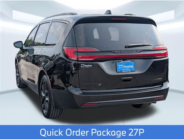 New 2027 Diamond Black Crystal Pearl-Coat Exterior Paint Chrysler Limited image 3