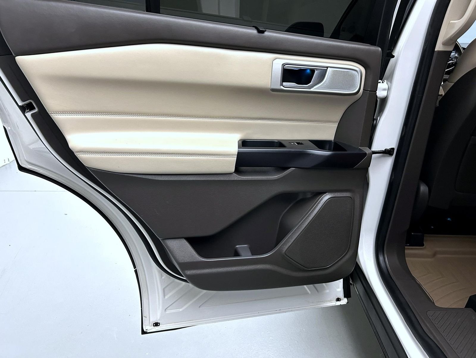 Used 2020 White Ford Platinum image 21