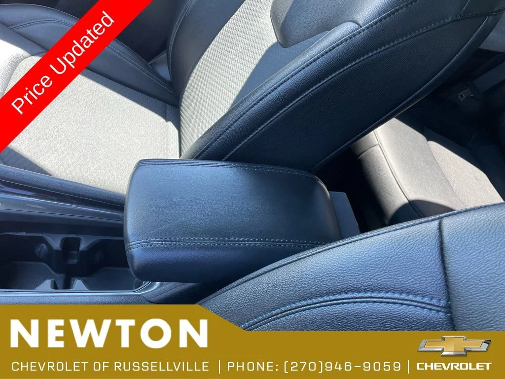 Used 2025 Bright White Clearcoat Jeep Latitude image 21