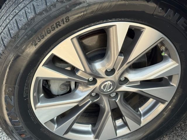 Used 2018 White Nissan SL image 11