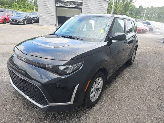 Used 2025  Kia LX image 1