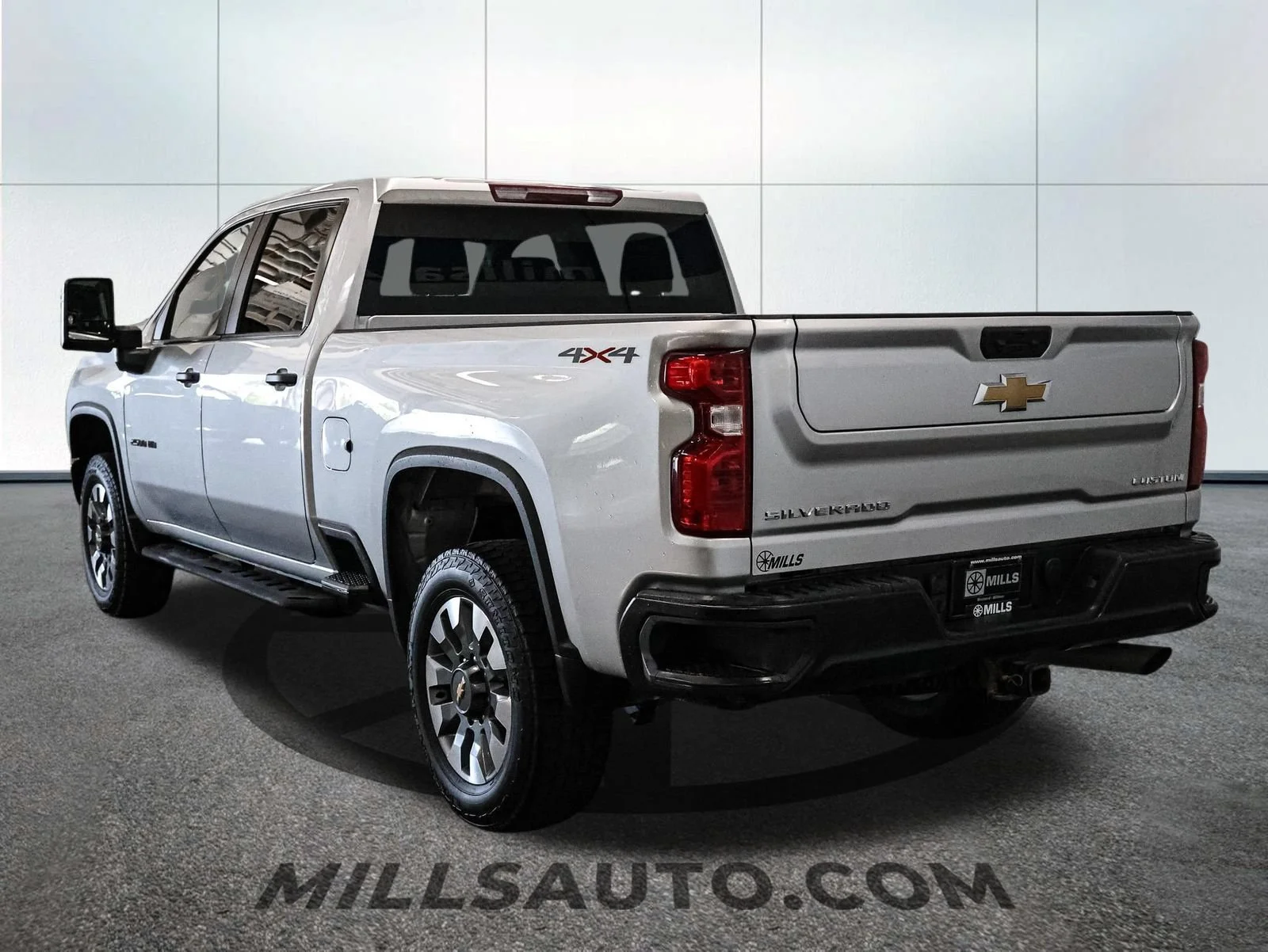Used 2022 Silver Ice Metallic Chevrolet Custom image 6