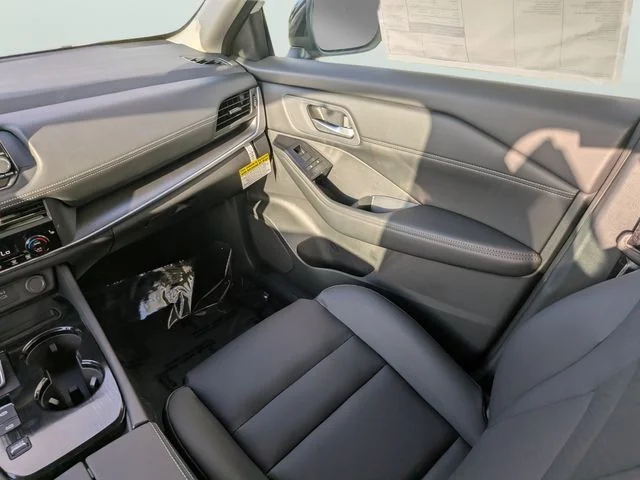 New 2026 Everest White Pearl TriCoat Nissan Dark Armor™ image 13