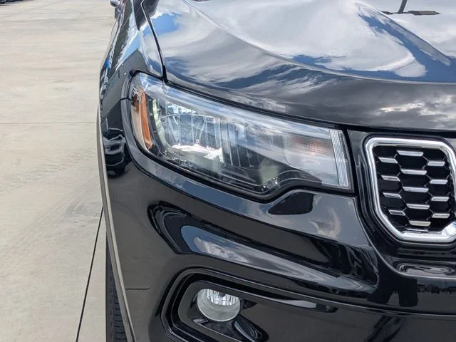New 2026 Diamond Black Crystal Pearl-Coat Exterior Paint Jeep Limited image 11