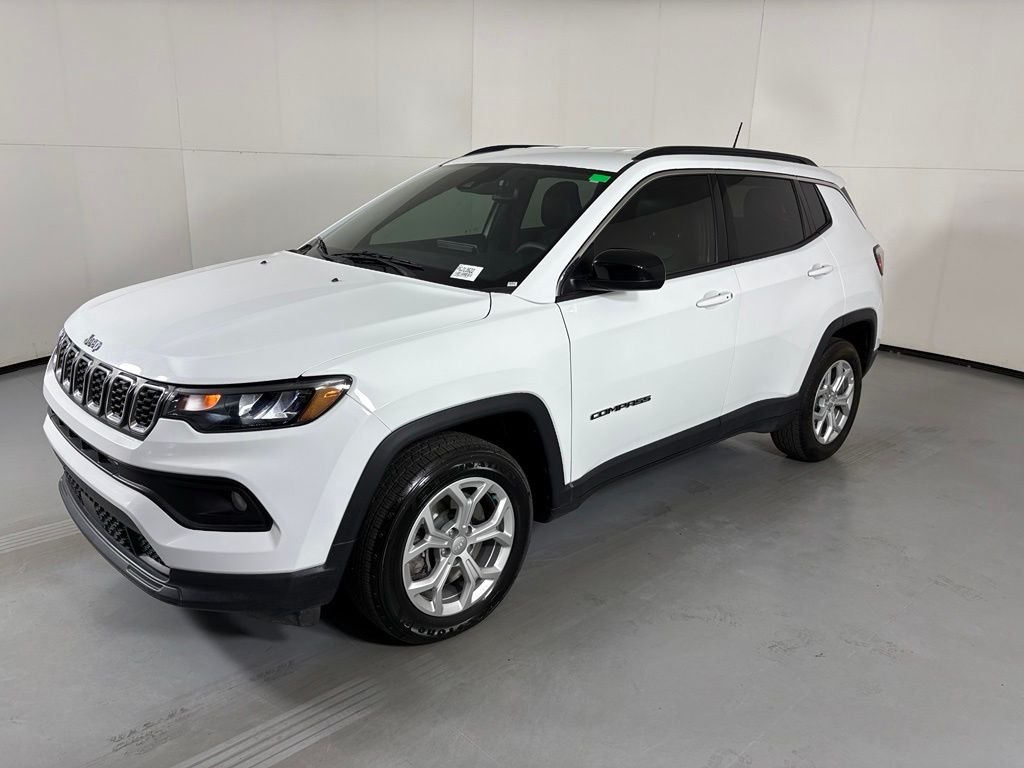 Used 2024 White Jeep Latitude image 4