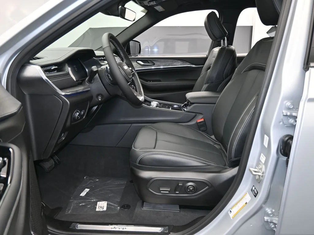 Used 2024 Silver Zynith Jeep Overland image 10