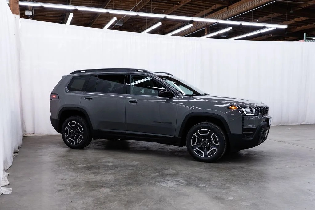 2026 Jeep Cherokee Laredo HEV 4X4's photo
