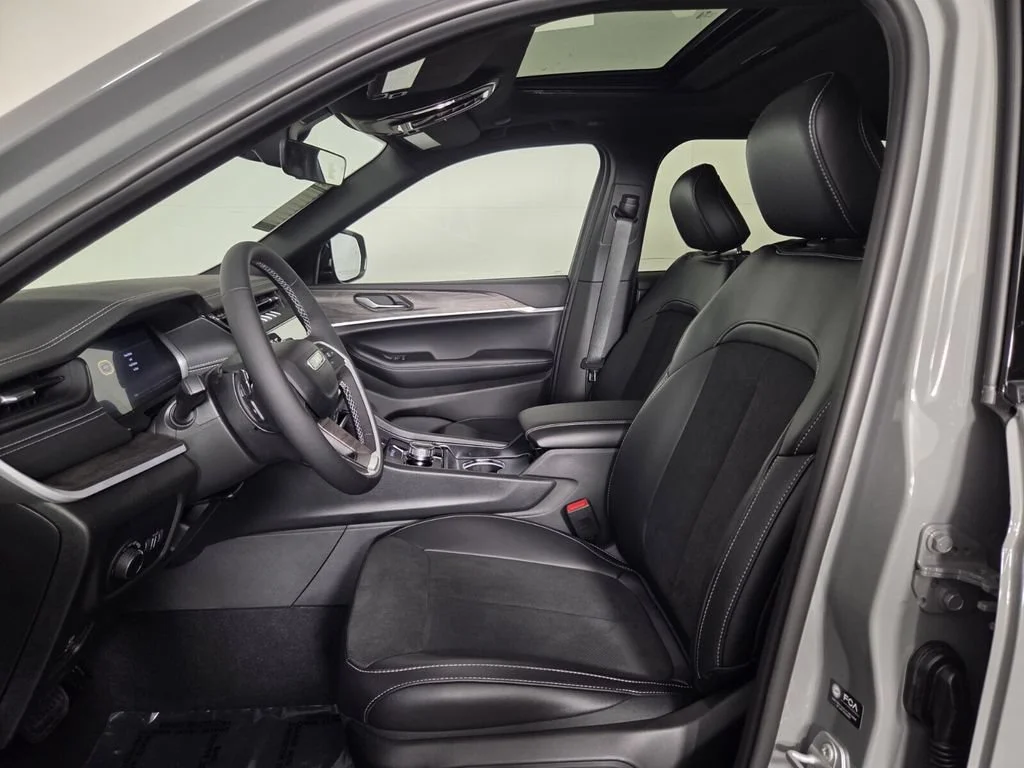 New 2027 Sting-Gray Clearcoat Jeep Laredo Altitude image 8