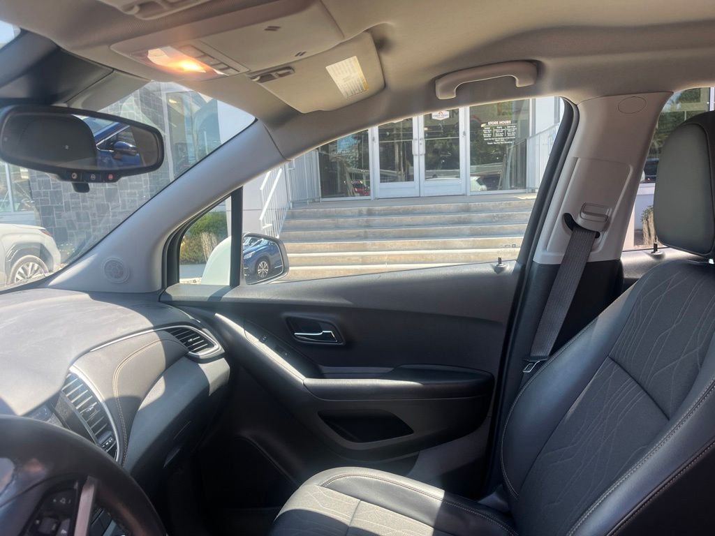 Used 2022 White Chevrolet LT image 11