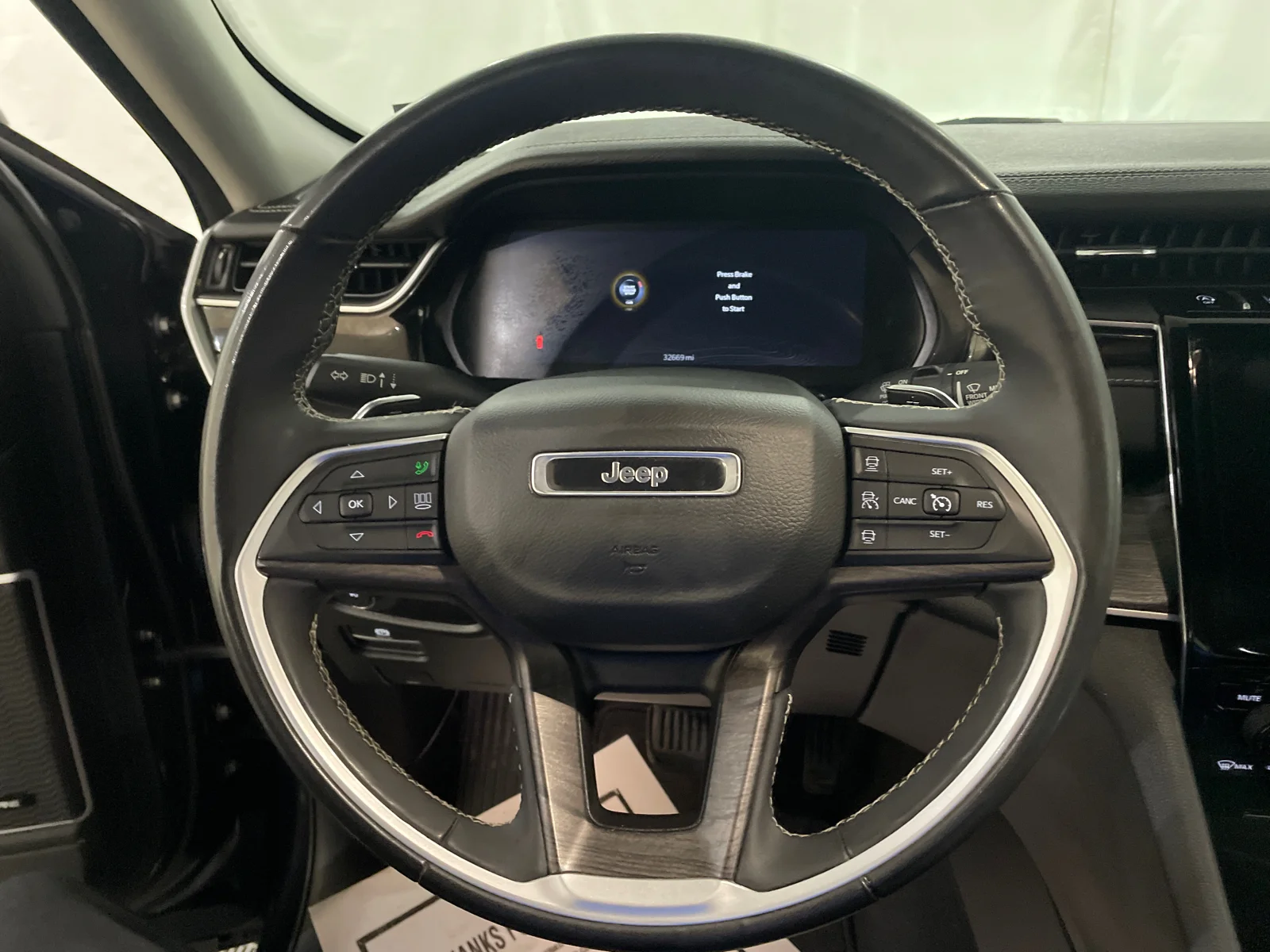 Used 2023 Midnight Sky Jeep Limited image 14
