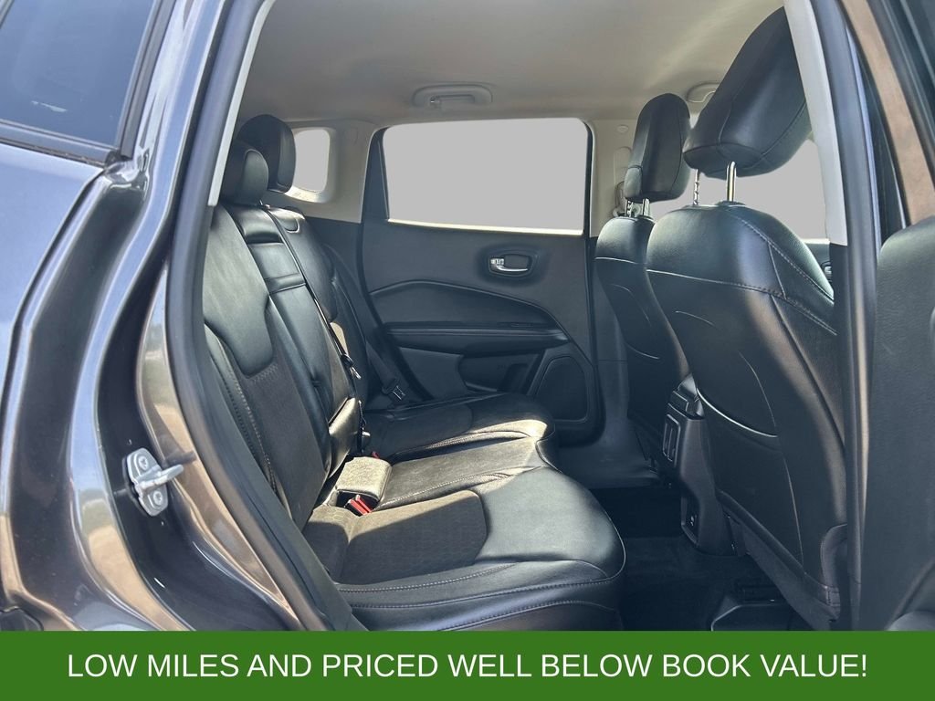 Used 2018 Gray Jeep Latitude image 17