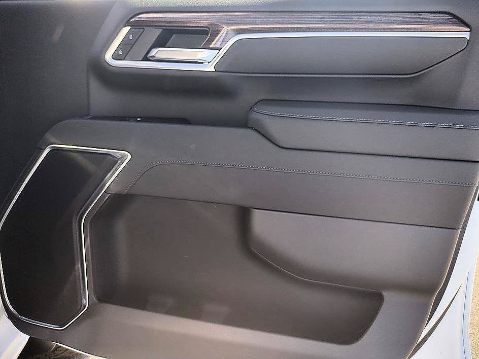 New 2026 Summit White Chevrolet LT image 30