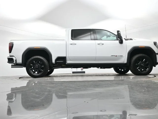 Used 2025 Summit White GMC AT4 image 32