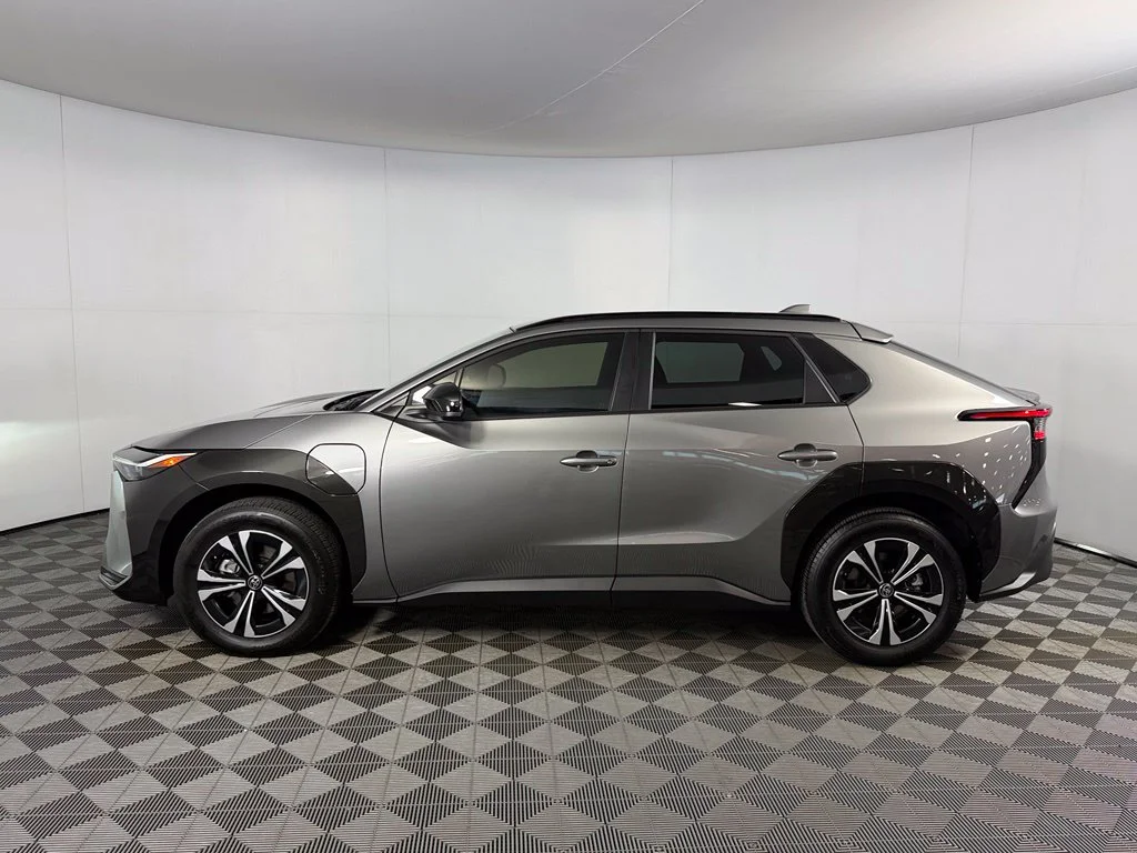 Certified Used 2025  Toyota XLE image 11