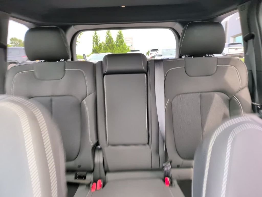 New 2026 Diamond Black Crystal Pearlcoat Jeep Laredo X image 25