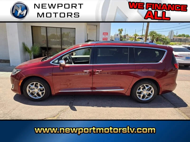2018 Chrysler Pacifica Limited's photo