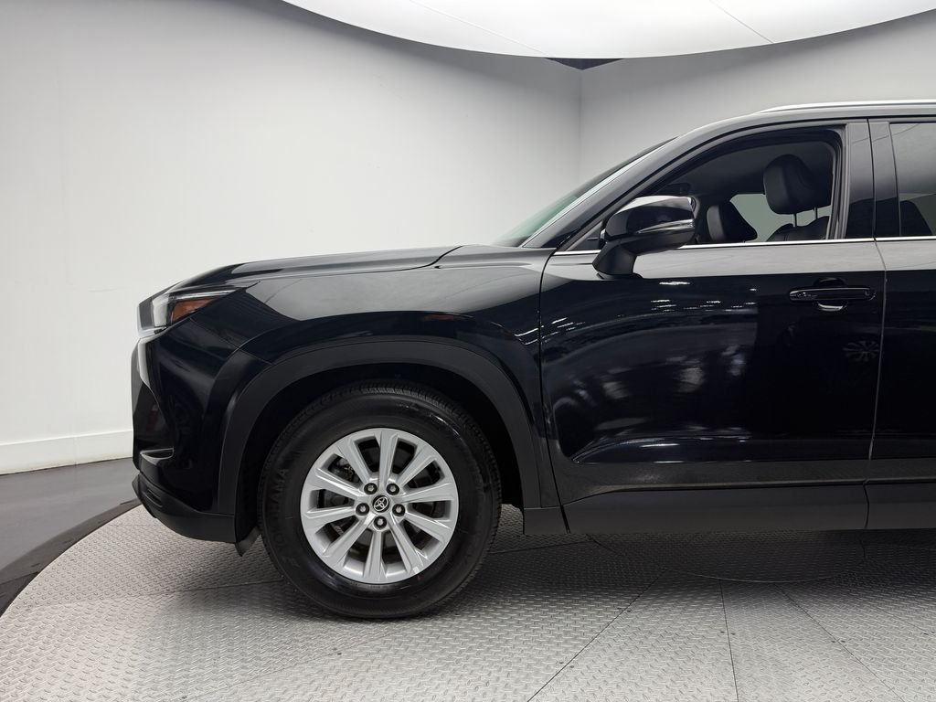 Used 2025  Toyota XLE image 7