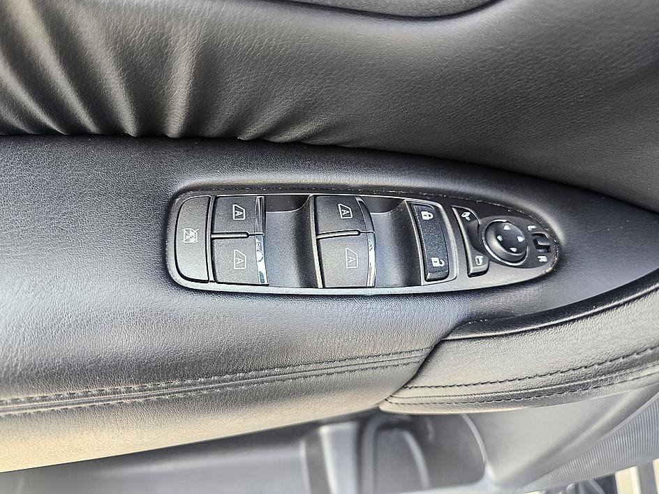 Used 2022 Brilliant Silver Metallic Nissan SL image 11