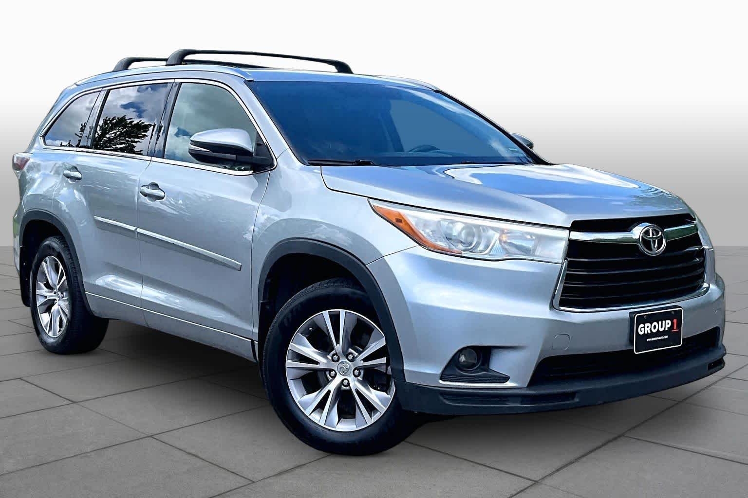 Used 2015 Silver Sky Metallic Toyota XLE image 3