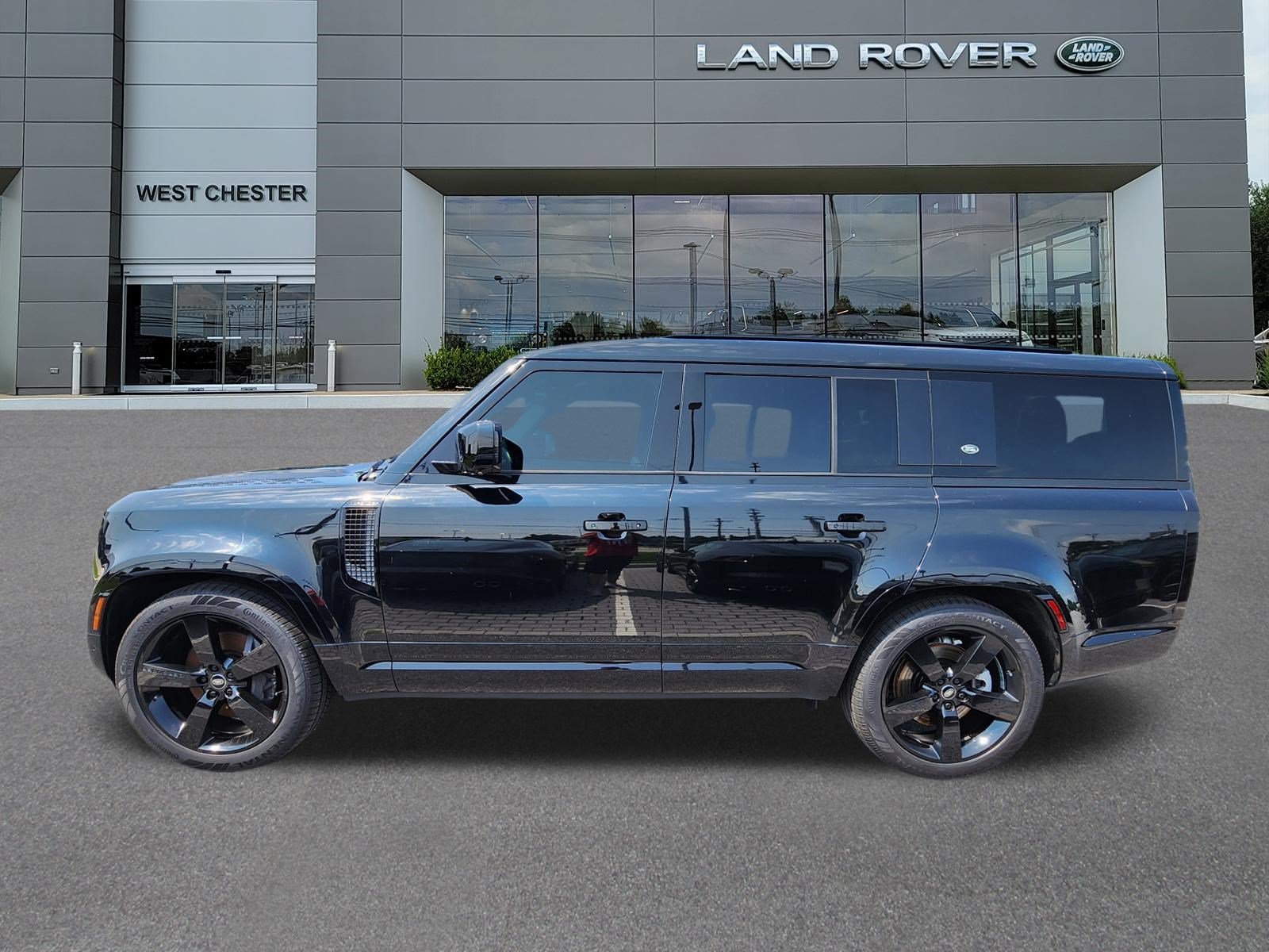 Used 2023 Santorini Black Land Rover X-Dynamic SE image 5