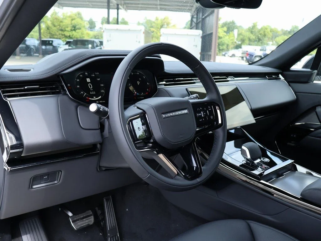 New 2025 Fuji White Land Rover Dynamic SE image 19