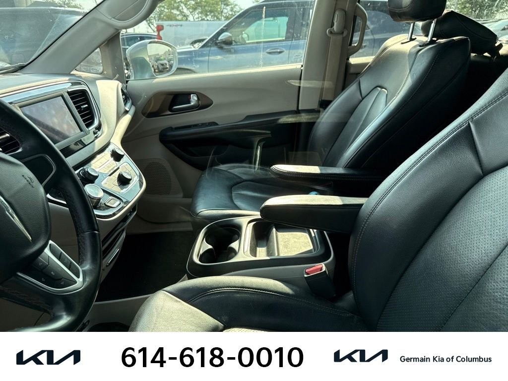 Used 2018 Silver Chrysler Touring L image 7