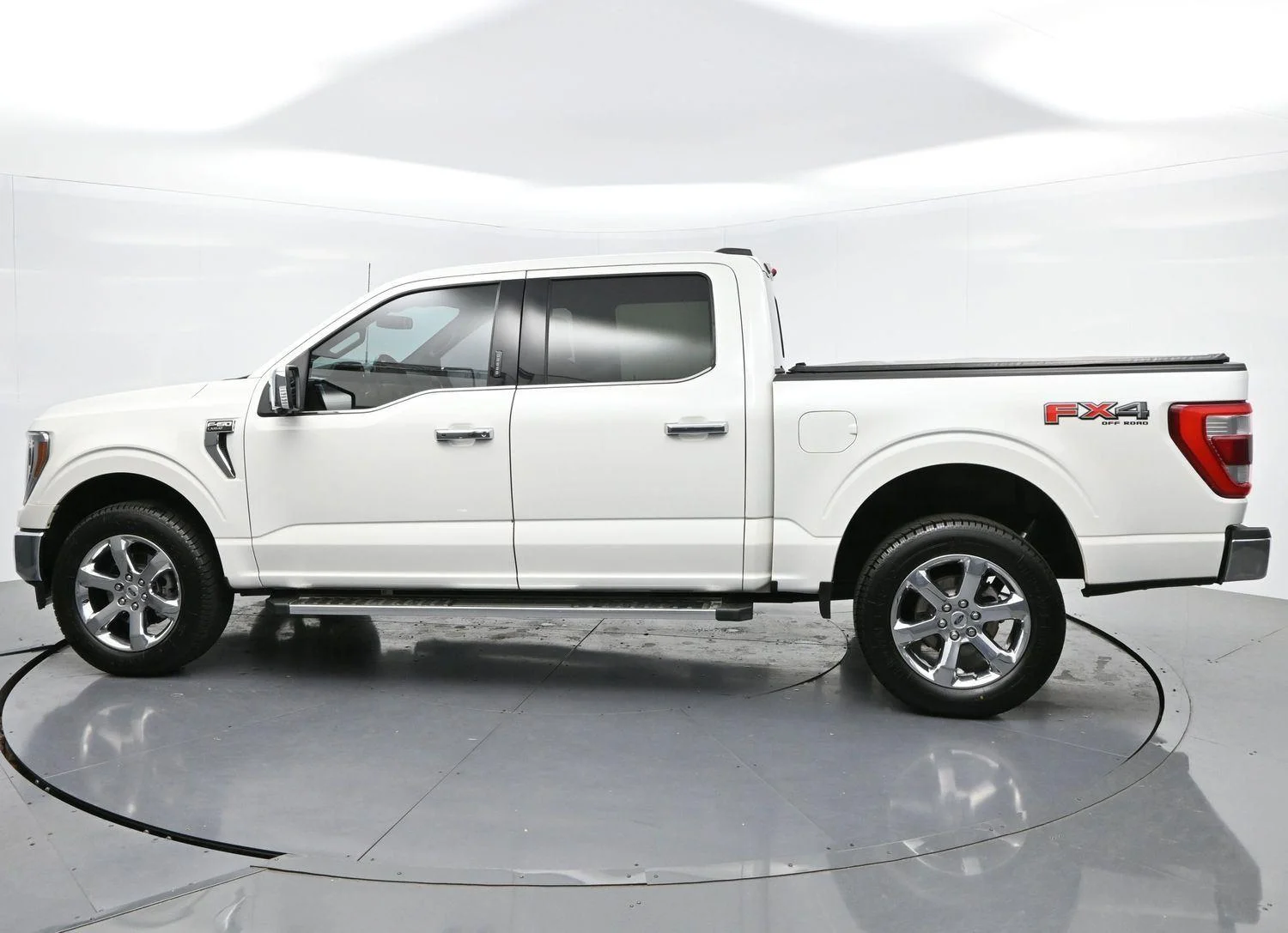 Used 2022 Star White Metallic Tri-Coat Ford LARIAT image 4