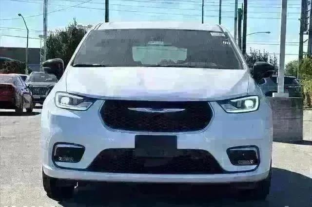 New 2026 Bright White Clear-Coat Exterior Paint Chrysler  image 9