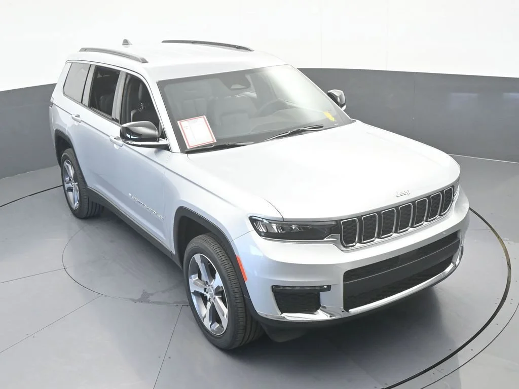 Used 2025 Silver Jeep Limited image 56