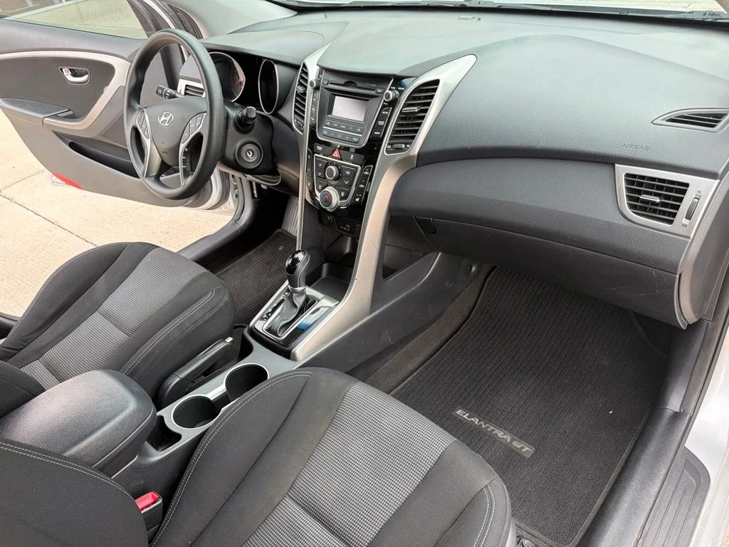 Used 2016 Silver Hyundai Base image 18