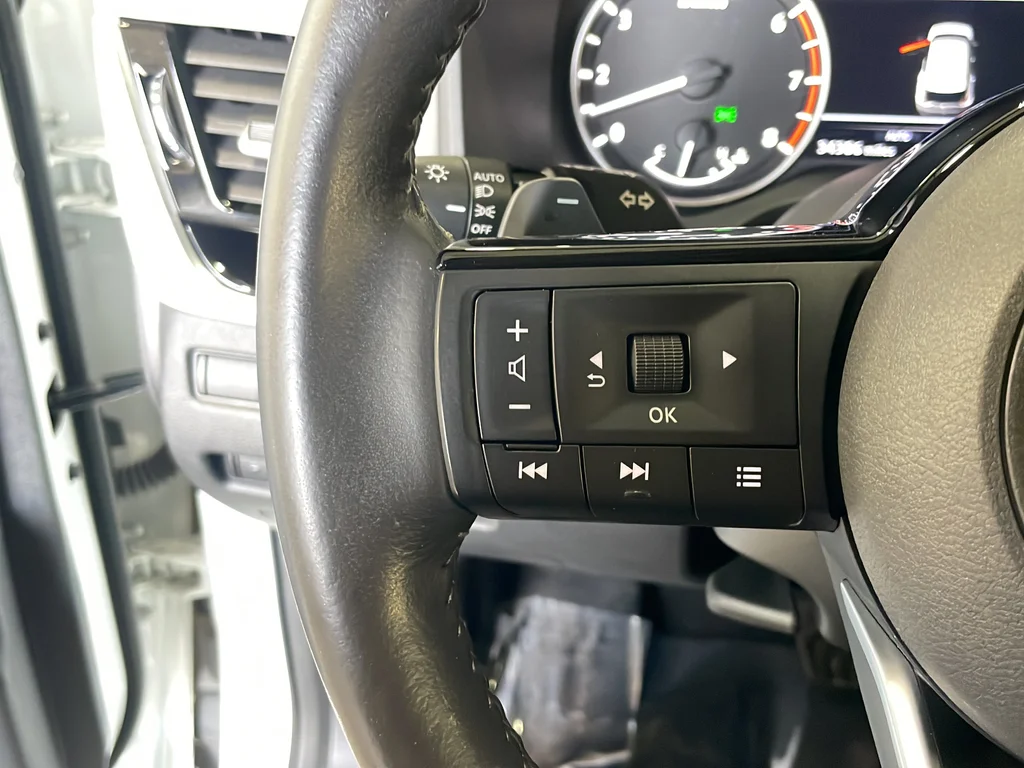 Used 2022 White Nissan SL image 16