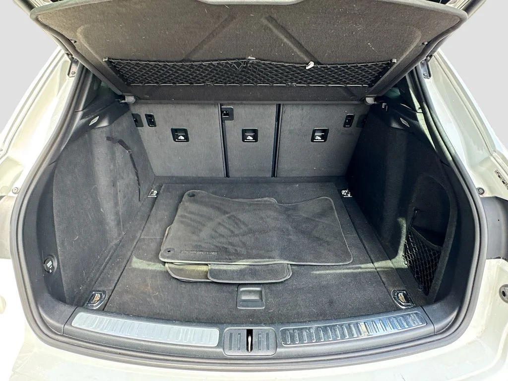 Used 2018  Porsche  image 27