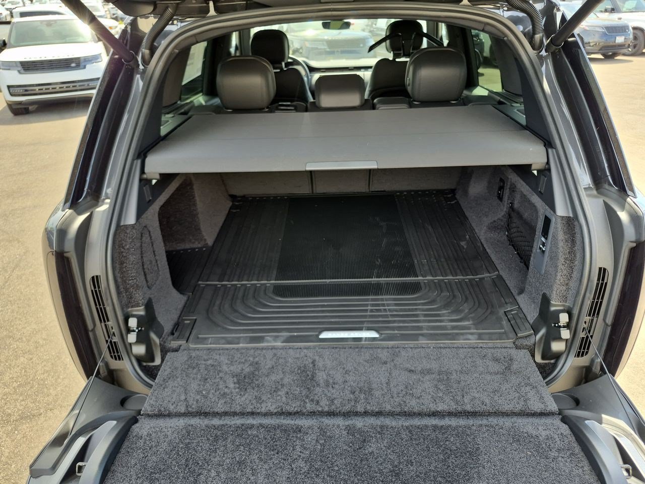 New 2026 Carpathian Grey Premium Metallic Land Rover SE image 24