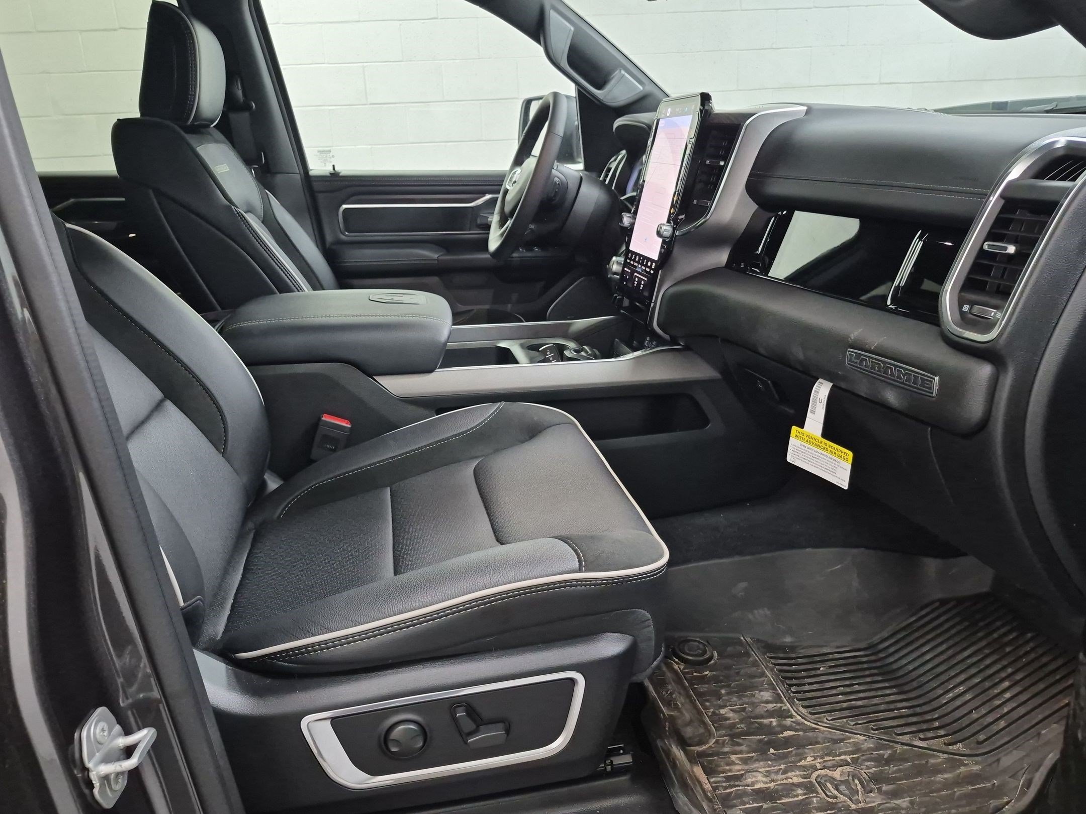 New 2026 Granite Crystal Metallic Clear-Coat Exterior Paint RAM Laramie image 31