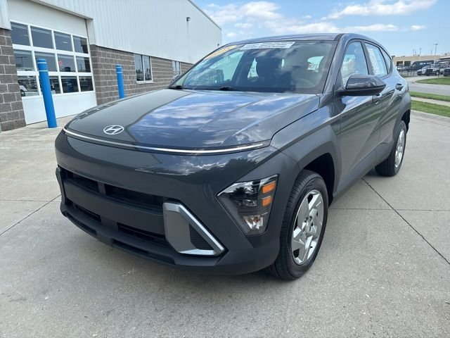 Certified Used 2025 Gray Hyundai SE image 3