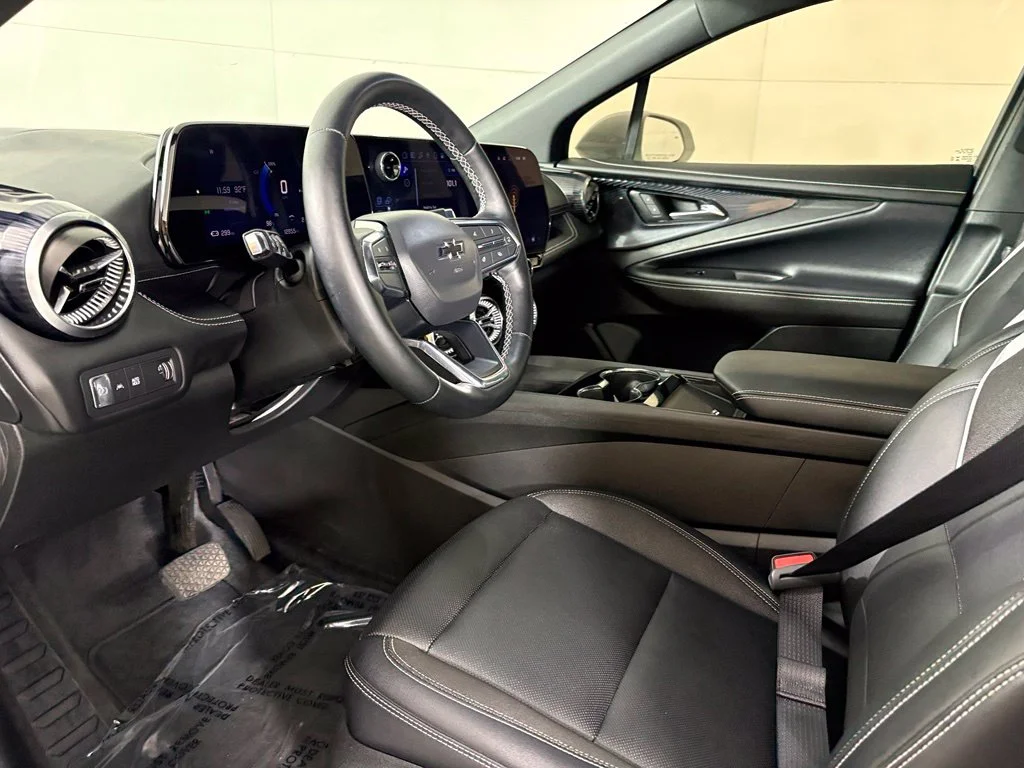 Used 2025 White Chevrolet LT image 22
