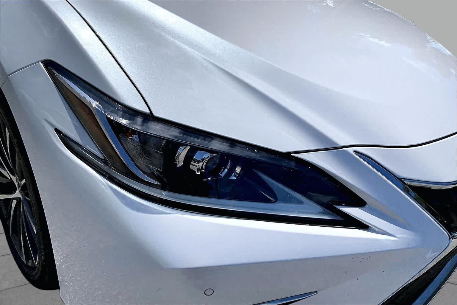 Used 2023 Eminent White Pearl Lexus  image 28