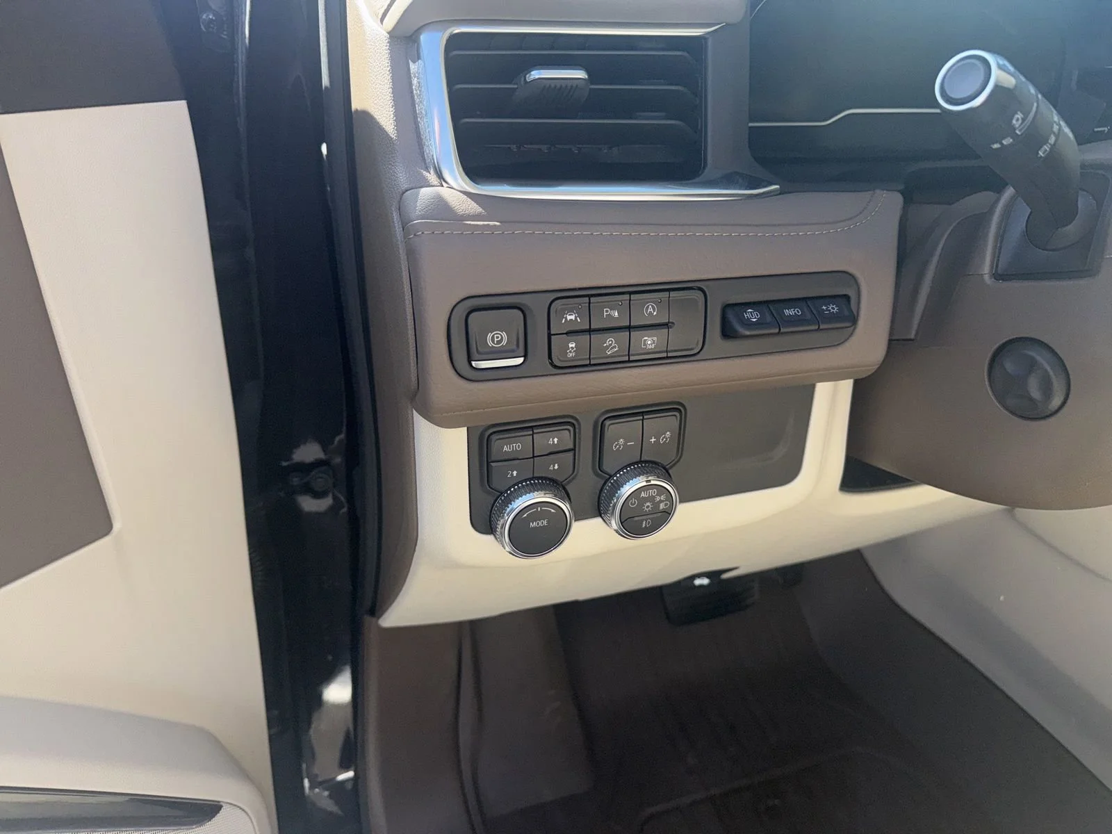 2024 GMC Yukon Denali - Photo 13