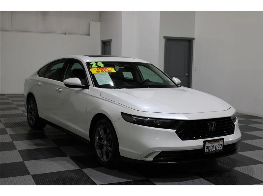 Used 2024 White Honda EX image 3