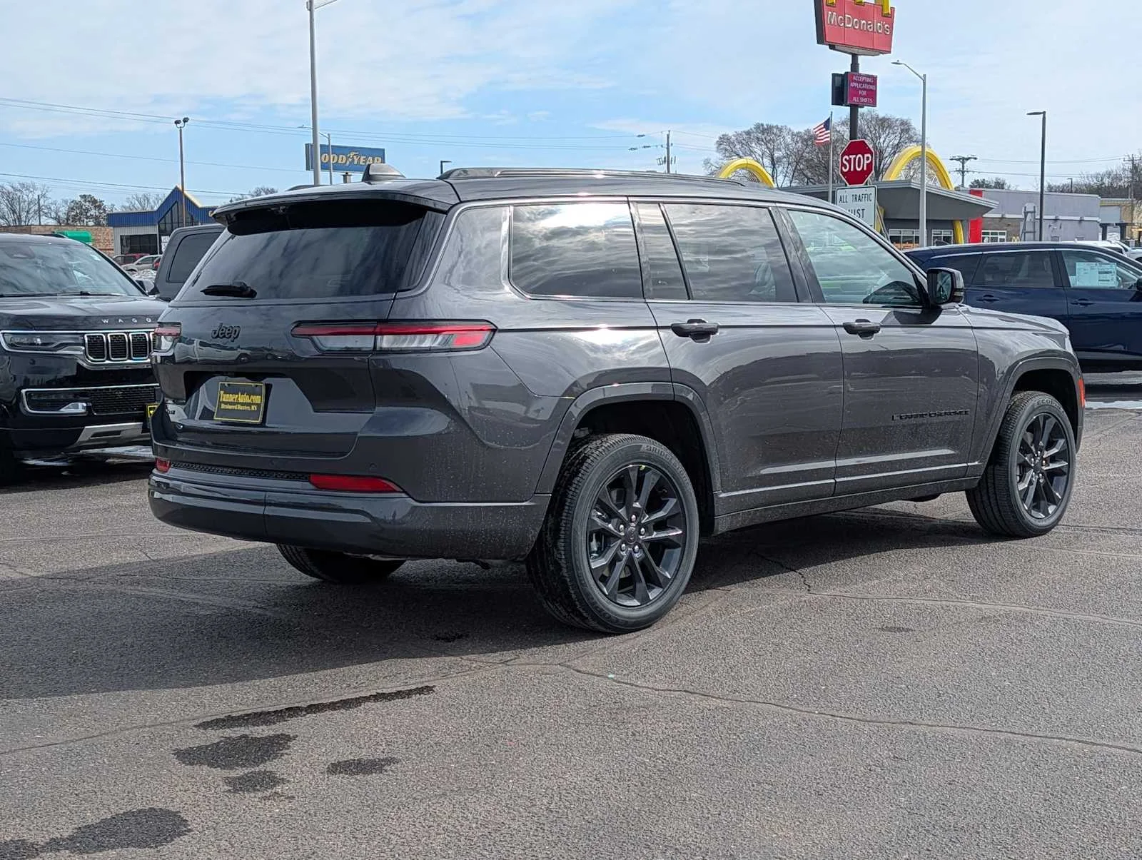 New 2026 Baltic Gray Metallic Clear-Coat Exterior Paint Jeep Limited Reserve image 7