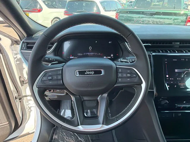 New 2026 Bright White Clear-Coat Exterior Paint Jeep Laredo image 22