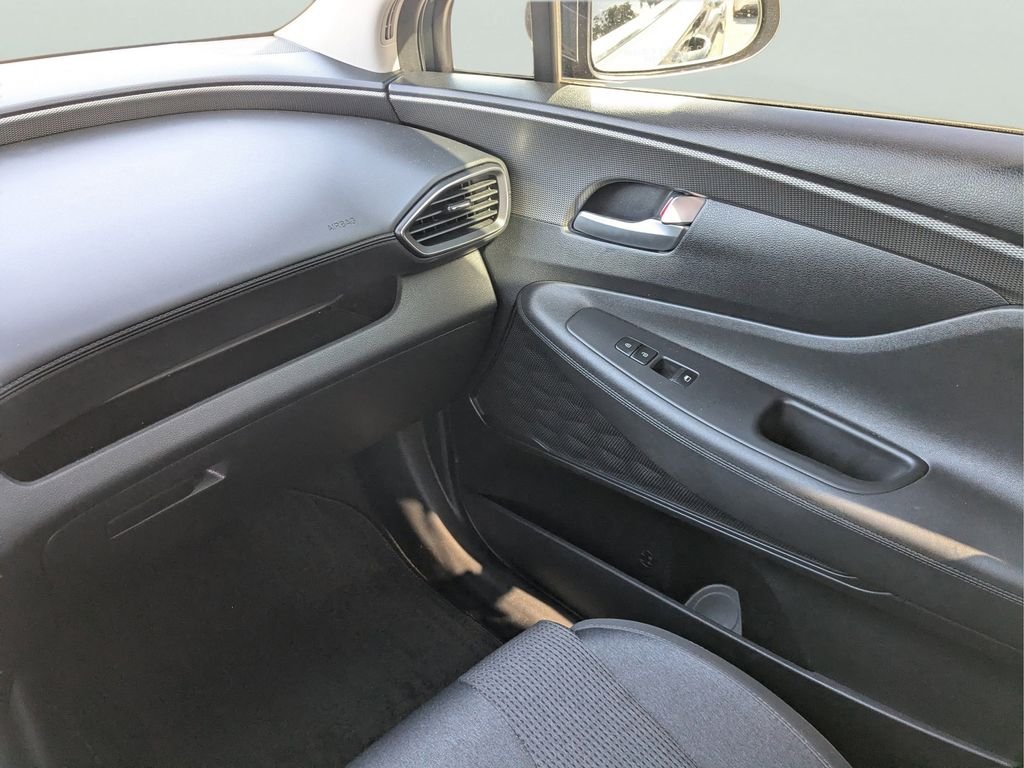 Used 2020 Green Hyundai SE image 15