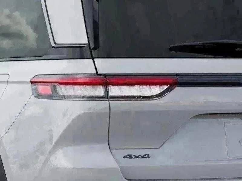 New 2026 Bright White Clear-Coat Exterior Paint Jeep Altitude image 26